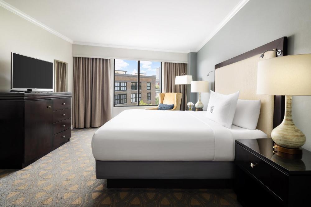 Accessible Deluxe Room 1 King Bed interior